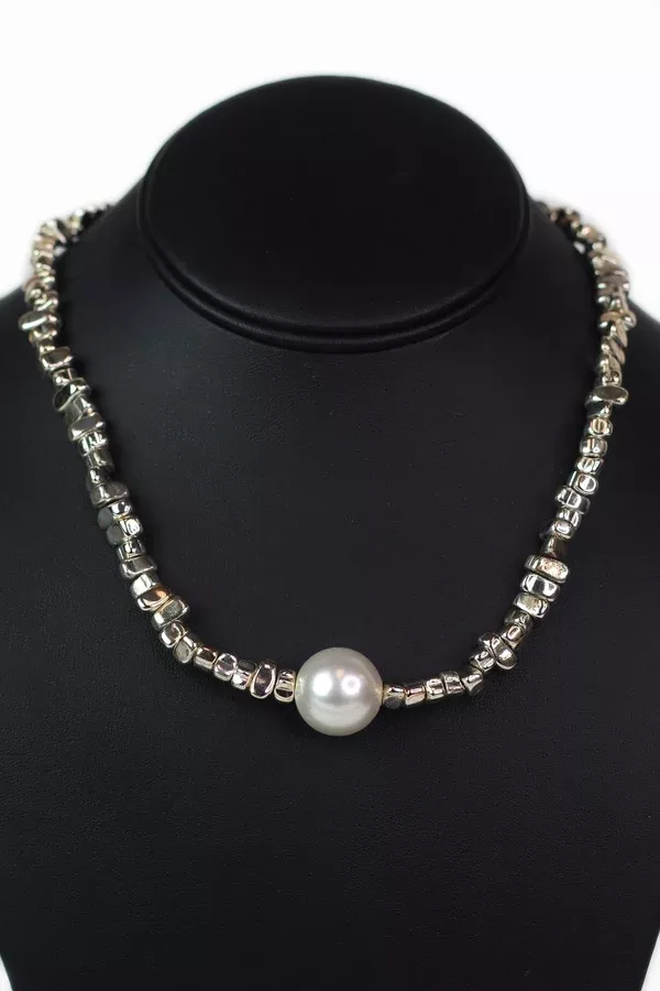 Different Sized Metal & Single Pearl Necklace